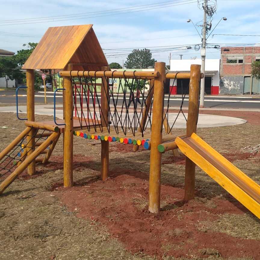 Playground de madeira instalado pela Tronco Play